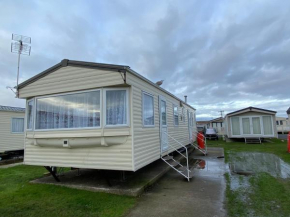 Luxury 2 bed caravan sleeps 6 near beach